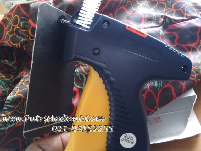 Cara Menggunakan Tag Gun untuk Memasang Hang Tag