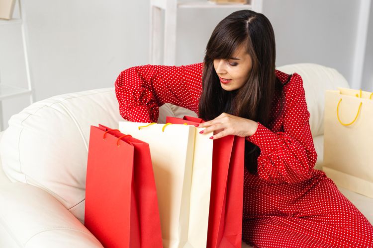 Attachment for 8 Tindakan Unik Orang yang Merasa Bersalah Saat Membuang Kantong Hadiah dan Pita Cantik