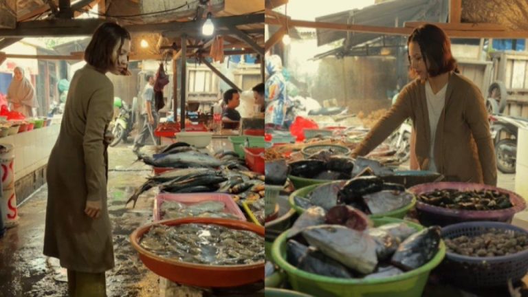 7 Gambar Menawan Permatasari Berbelanja di Pasar: Istri Arie Kriting Nyaman Memilih Ikan, Acuhkan Lumpur