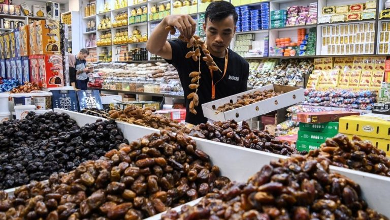 20 Tempat Belanja Oleh-Oleh Haji Paling Direkomendasikan di Jakarta, Bandung, & Surabaya