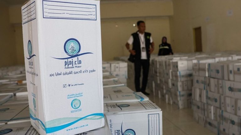 Harga dan Cara Beli Air Zam Zam di Bandara Jeddah
