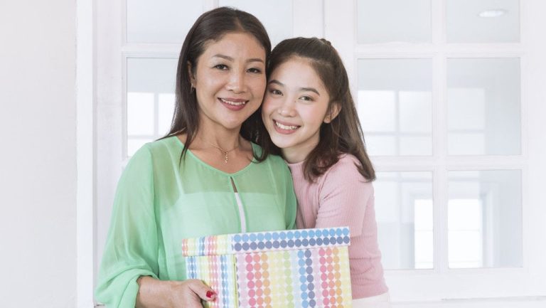 10 Ide Kado Spesial Ulang Tahun untuk Ibu yang Berusia 50 Tahun