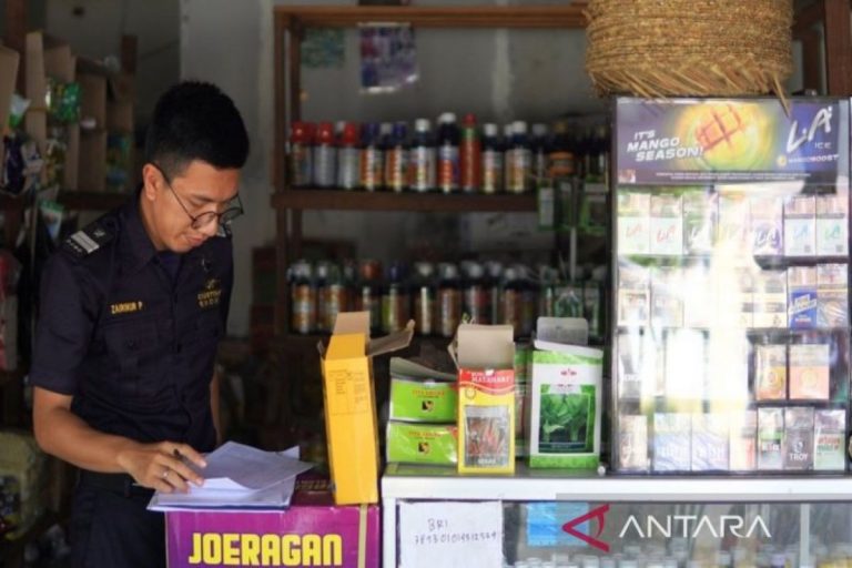 Bea Cukai Banjasin Kunjungi Pasar, Pastikan Harga Rokok Sesuai