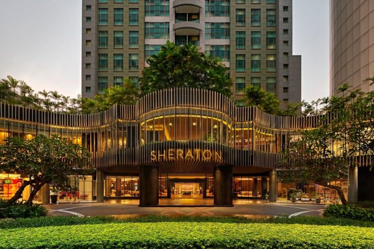 6 Hotel dekat Mall Surabaya untuk Staycation dan Belanja, Pengalaman Menginap Urban yang Menyenangkan